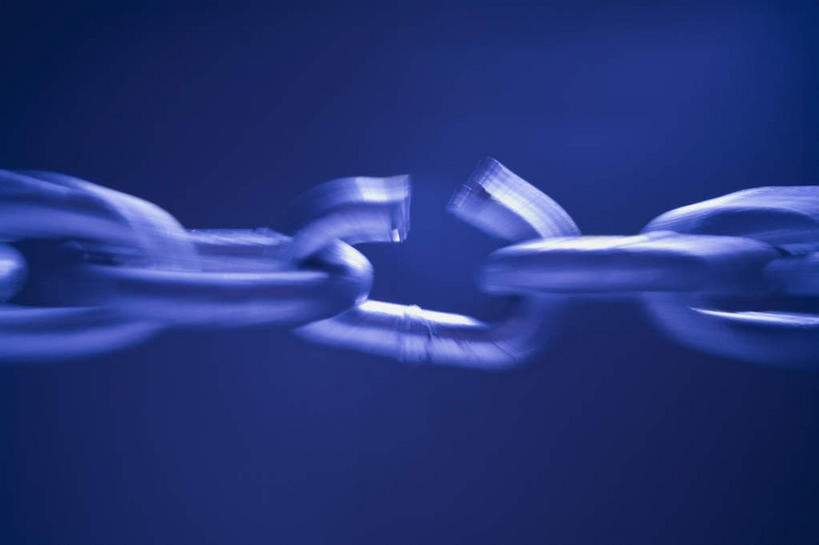 无人,横图,室内,特写,白天,正面,静物,阴影,蓝色背景,朦胧,模糊,反射,影子,破坏,破损,断裂,摄影,影棚,铁环,锁链,链条,损坏,束缚,限制,约束,彩图,影棚拍摄,拍摄