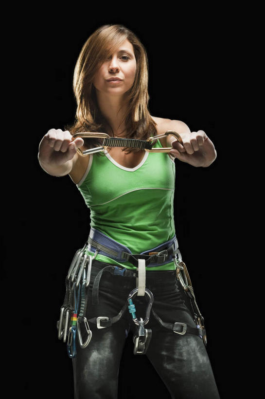 西方人,一个人,站,举,竖图,室内,白天,正面,欧洲,欧洲人,仅一个年轻女性,仅一个女性,仅一个人,握,黑色背景,服装,背心,拿,拿着,注视,衣服,绿色,绳子,观察,看,托,站着,握着,摄影,服饰,影棚,观看,绳索,察看,衣着,穿着,关注,衣饰,露脐装,年轻女性,女人,女性,白种人,举起,举手,举着,向上举,向上伸,向上托,站立,半身,彩图,影棚拍摄,拍摄,登山绳,首绳,提升钢丝绳,提升绳,主绳