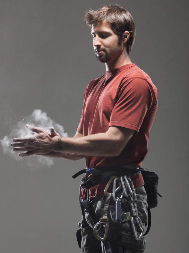 西方人,一个人,站,竖图,室内,白天,侧面,运动服,欧洲,欧洲人,仅一个男性,仅一个人,仅一个中年男性,握,阴影,灰色背景,服装,反射,影子,扭头,注视,衣服,绳子,观察,看,站着,转头,握着,摄影,服饰,影棚,观看,绳索,察看,衣着,穿着,关注,滑石粉,衣饰,男人,男性,中年男性,白种人,站立,半身,彩图,影棚拍摄,拍摄,登山绳,首绳,提升钢丝绳,提升绳,主绳,运动装