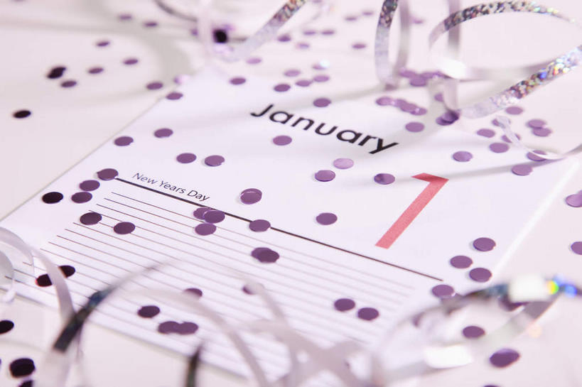 无人,横图,俯视,彩色,室内,特写,白天,游戏,静物,玩具,台历,阴影,装饰,时间,反射,标志,文字,影子,字符,字母,纸屑,玩,计时,娱乐,标识,休闲,益智,活动,五颜六色,华丽,修饰,碎纸,日期,点缀,发泄,消遣,智力,五彩缤纷,碎纸条,阿拉伯文,宣泄,衬托,美观,雅致,雅观,绚烂,阿拉伯语,阿拉伯字母,五彩纸屑,吹卷,日历,玩耍,嬉戏,彩图,高角度拍摄