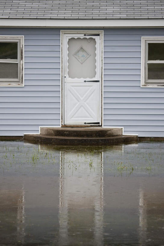 无人,家,竖图,室外,白天,正面,湖,湖泊,水,窗户,美国,房屋,屋子,湖面,水流,水面,公寓,洋房,楼房,玻璃窗,住宅,湖水,北美,北美洲,灾难,美洲,北亚美利加洲,亚美利加洲,密苏里,密苏里州,索证之州,劫难,磨难,灾祸,彩图,房子,水患,水灾,灾害