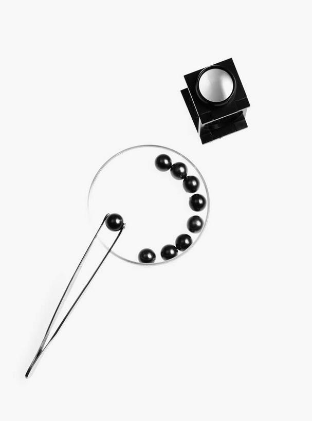 无人,竖图,俯视,室内,特写,白天,白色背景,幸福,纯洁,静物,阴影,反射,镊子,影子,珍珠,首饰盒,盒子,容器,健康,摄影,影棚,储藏,贵重,珍贵,富有,储存,宝贵,有机宝石,黑珍珠,彩图,高角度拍摄,影棚拍摄,拍摄,贮存