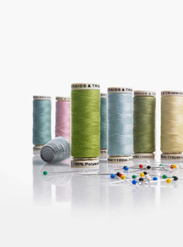 无人,竖图,彩色,室内,特写,白天,白色背景,正面,静物,许多,阴影,反射,线,影子,针,摄影,影棚,缝纫,缝衣针,针线,线轴,彩图,影棚拍摄,拍摄