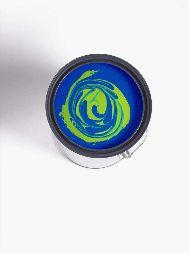 无人,竖图,俯视,室内,特写,白天,白色背景,装修,静物,阴影,装饰,反射,材料,铁桶,桶,影子,装潢,一个,蓝色,绿色,容器,摄影,影棚,单个,储藏,油漆,保护,涂料,混合,储存,混淆,夹杂,彩图,高角度拍摄,影棚拍摄,拍摄,贮存