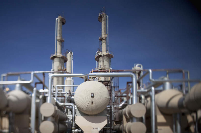 无人,工厂,横图,室外,特写,白天,仰视,支架,云,云朵,云彩,架子,脚手架,施工,蓝色,白云,蓝天,天空,容器,天,油罐,储油罐,晴朗,储藏,支撑,固定,储存,存油罐,贮油罐,晴空,彩图,低角度拍摄,工地,制造厂,贮存,稳固