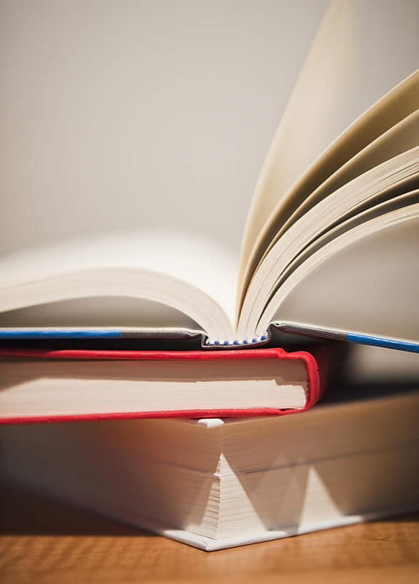 无人,竖图,室内,特写,白天,正面,桌子,静物,书籍,一堆,阴影,堆叠,堆积,朦胧,模糊,反射,影子,书桌,课桌,打开,翻开,三本,堆,掀开,书,图书,彩图