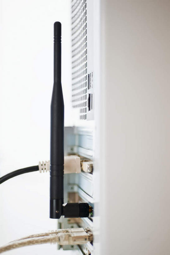 无人,竖图,室内,特写,白天,白色背景,正面,通讯,数据,科技,静物,阴影,反射,传输,网络,信息,影子,通讯设备,通信,创意,摄影,影棚,网线,通信设备,水晶头,路由器,线缆,彩图,影棚拍摄,拍摄,网关设备