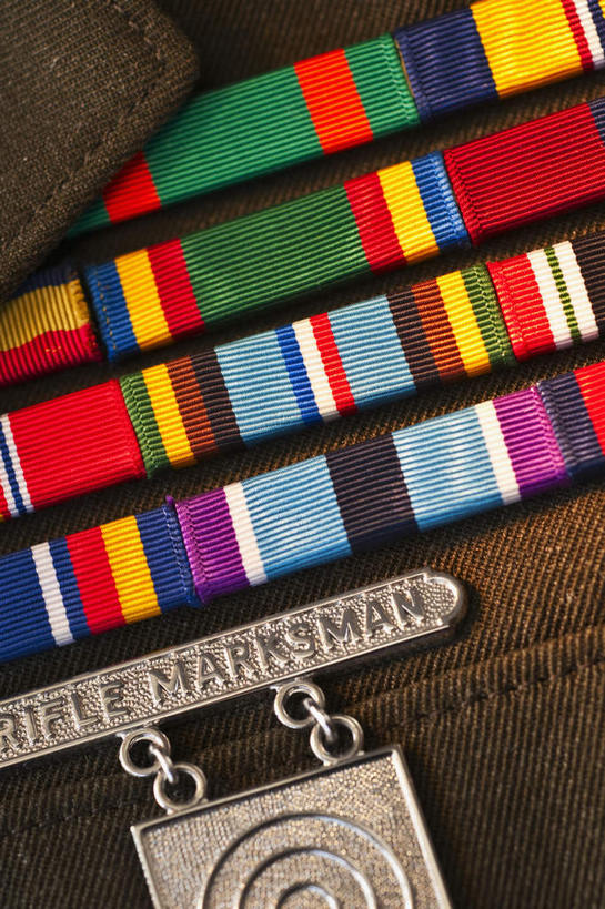 无人,竖图,室内,特写,白天,正面,制服,成功,胜利,静物,一排,许多,整齐,排列,衣服,一件,光彩,军人,军装,队列,奖牌,奖章,军服,荣誉,奖品,胸章,荣耀,光荣,彩图