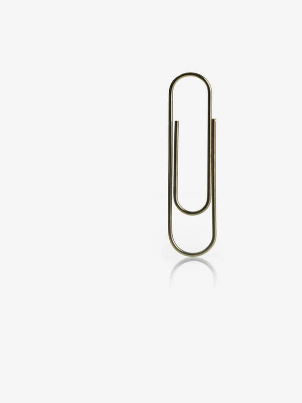 无人,竖图,室内,特写,白天,白色背景,正面,静物,金属制品,阴影,反射,金属,影子,办公用品,回形针,一个,学习用品,摄影,影棚,单个,文具用品,曲别针,彩图,影棚拍摄,拍摄