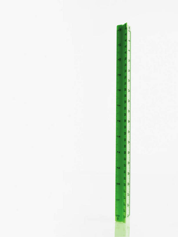 无人,竖图,室内,特写,白天,白色背景,正面,静物,阴影,反射,测量,影子,刻度,一个,绿色,尺,塑料制品,直尺,摄影,影棚,单个,测量工具,尺子,衡量,绘图,比例,测绘,量具,量仪,塑料尺,标度,彩图,影棚拍摄,拍摄