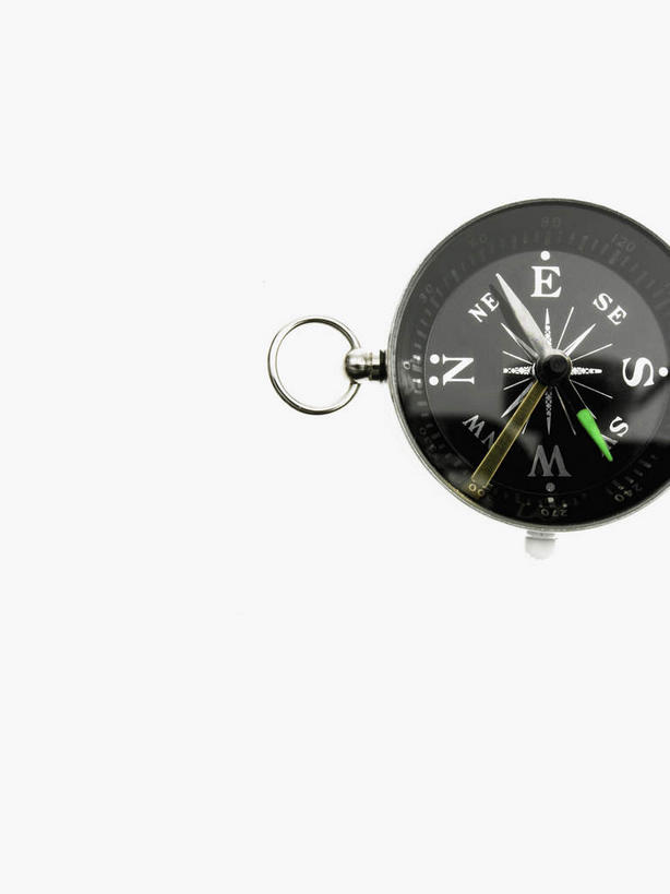 无人,竖图,俯视,室内,特写,白天,白色背景,仪器,科技,海底,静物,阴影,反射,科学,影子,方向,历史,文化,一个,黑色,祈祷,指示,许愿,摄影,宗教,地理,信仰,影棚,单个,罗盘,祈求,吉祥,科学技术,指向,风水,司南,阴阳,发明,天池,吉凶,吉利,晦气,不祥,倒霉,霉运,恶兆,凶险,顶针,玻璃盖,磁针,海底线,罗经,罗盘针,内盘,日圭,基准,外盘,园柱形外盒,平安,彩图,高角度拍摄,影棚拍摄,拍摄,地质