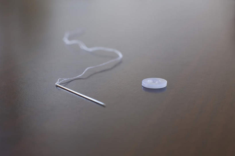 无人,横图,俯视,室内,特写,白天,桌面,桌子,静物,金属制品,阴影,朦胧,模糊,反射,金属,木制,线,影子,纽扣,针,一个,木制品,单个,钮扣,线轴,彩图,高角度拍摄