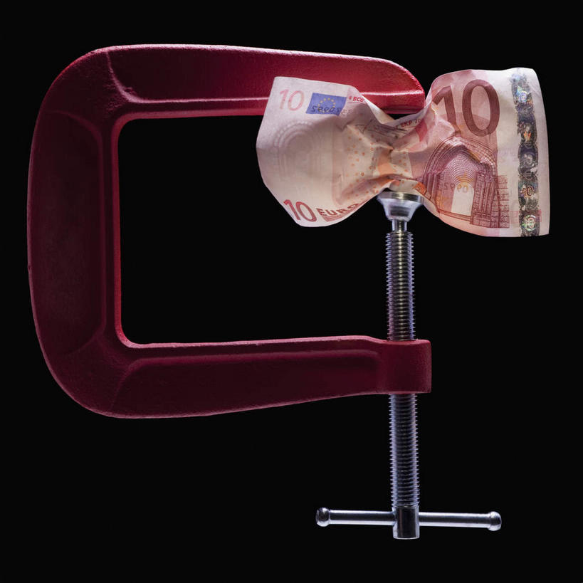 无人,方图,室内,特写,白天,正面,钱,静物,一把,一张,黑色背景,英文,标志,工具,钱币,数字,文字,字符,字母,欧元,标识,红色,机械,钞票,金融,纸币,摄影,阿拉伯数字,影棚,经济,英文字母,机械工程,五金,工程,流通,纸钞,贸易,虎钳,钳工工具,台虎钳,货币,现金,彩图,影棚拍摄,拍摄