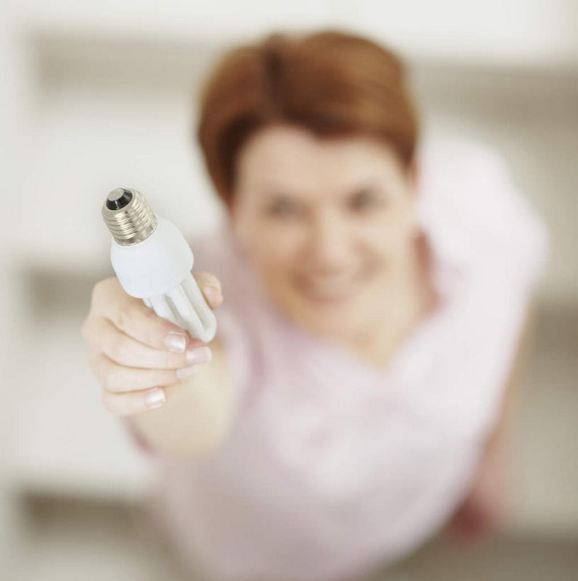 西方人,一个人,站,举,笑,微笑,露齿笑,竖图,俯视,室内,白天,节能,楼梯,照明,欧洲,欧洲人,仅一个女性,仅一个人,握,服装,环保,朦胧,模糊,灯泡,阶梯,拿,拿着,注视,休闲装,台阶,灯,节能灯,一个,衣服,灯具,观察,看,托,站着,仅一个中年女性,休闲,休闲服,握着,服饰,能源,单个,观看,照亮,察看,关注,低碳,照明工具,荧光灯,U型,U型管节能灯,女人,女性,中年女性,白种人,举起,举手,举着,向上举,向上伸,向上托,站立,半身,彩图,高角度拍摄