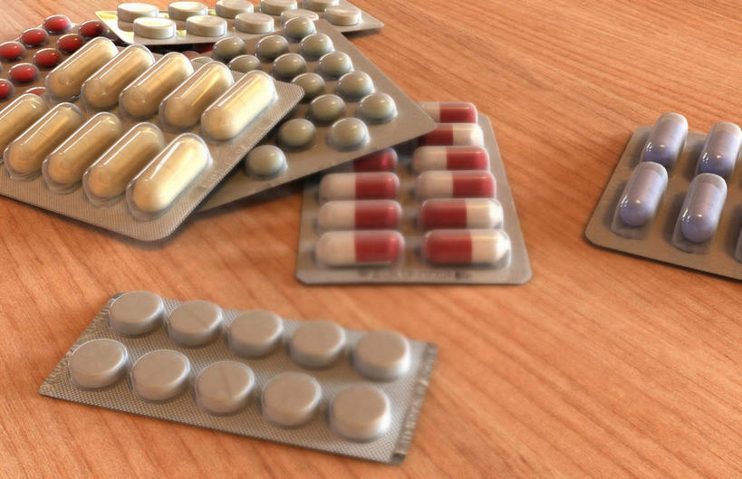 无人,横图,俯视,室内,特写,白天,安全,餐桌,桌子,一堆,许多,堆叠,堆积,药剂,防护,胶囊,药品,治疗,餐台,堆,保护,药物,医疗,保险,预防,平安,彩图,高角度拍摄