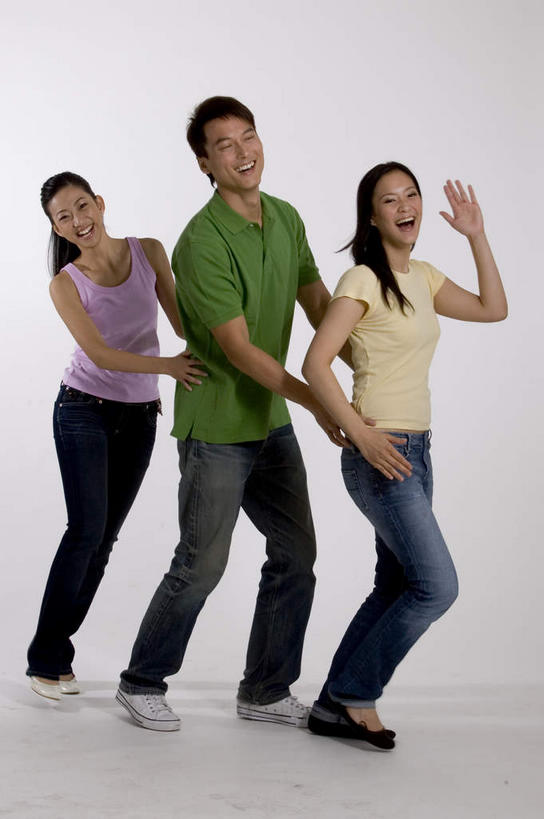 东方人,三个人,站,笑,微笑,露齿笑,竖图,室内,白天,白色背景,正面,兴奋,亚洲,一排,服装,整齐,休闲装,黄种人,排列,衣服,站着,休闲,休闲服,摄影,服饰,影棚,欢快,喜悦,队列,欢腾,庆幸,男人,男性,年轻男性,年轻女性,女人,女性,亚洲人,站立,彩图,全身,影棚拍摄,高兴,欢乐,开心,愉快,拍摄