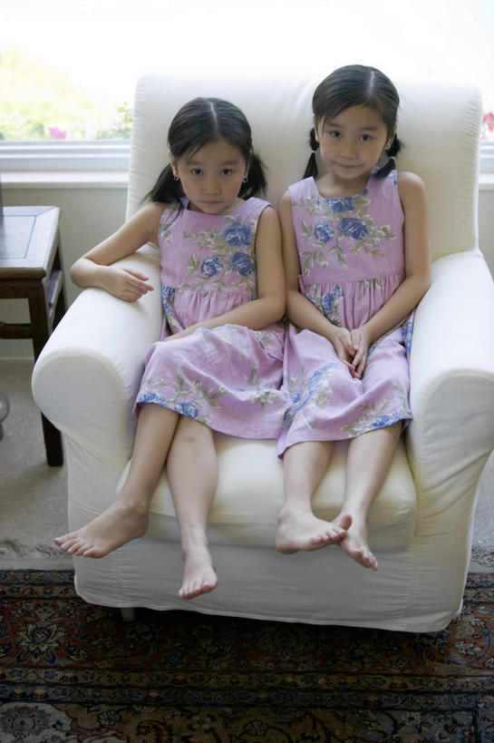 东方人,儿童,两个人,双胞胎,坐,竖图,俯视,室内,白天,纯洁,沙发,亚洲,服装,休闲装,黄种人,小孩,衣服,休闲,休闲服,可爱,童年,童趣,服饰,童真,烂漫,无邪,天真,女孩,女人,女性,亚洲人,坐着,彩图,高角度拍摄,全身,女生,皮沙发