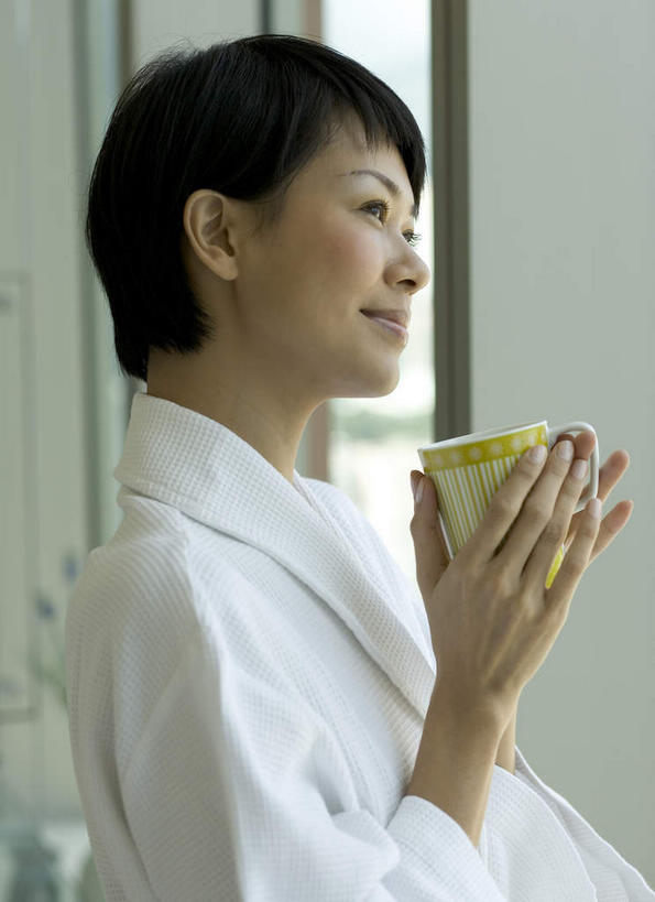 东方人,一个人,站,竖图,室内,白天,正面,杯子,亚洲,仅一个年轻女性,仅一个女性,仅一个人,服装,瓷器,咖啡杯,陶瓷制品,休闲装,黄种人,衣服,站着,休闲,休闲服,服饰,瓷杯,年轻女性,女人,女性,亚洲人,站立,半身,彩图