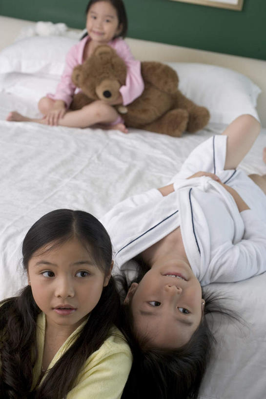 东方人,儿童,三个人,伙伴,朋友,坐,躺,竖图,俯视,室内,白天,游戏,友谊,纯洁,床,卧室,熊,玩具,亚洲,玩偶,床单,泰迪熊,玩,注视,黄种人,娱乐,被子,小孩,玩具熊,看,休闲,可爱,童年,童趣,益智,毛绒玩具,单人床,安慰,被单,发泄,关注,消遣,童真,烂漫,无邪,宣泄,罗斯福熊,天真,友情,男孩,男人,男性,女孩,女人,女性,亚洲人,抬头,躺着,玩耍,嬉戏,仰头,坐着,半身,彩图,高角度拍摄,睡房,卧房,男生,女生