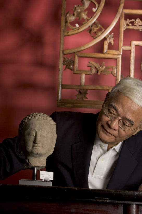 东方人,一个人,坐,竖图,室内,白天,正面,亚洲,仅一个男性,仅一个人,一副,眼镜,注视,黄种人,一个,观察,看,仅一个老年男性,头像,单个,古董,观看,老花镜,察看,关注,古玩,远视眼镜,老年男性,男人,男性,亚洲人,坐着,半身,彩图