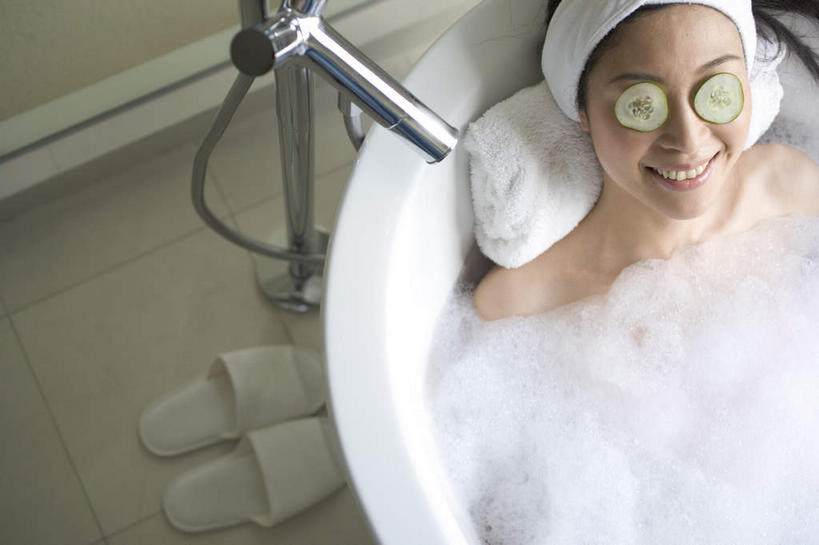 东方人,一个人,躺,笑,微笑,露齿笑,横图,俯视,室内,白天,黄瓜,蔬菜,亚洲,仅一个年轻女性,仅一个女性,仅一个人,两片,阴影,新鲜,反射,瓷砖,地砖,泡沫,水龙头,影子,浴帽,墙,食品,地面,黄种人,开关,墙壁,墙面,食物,拖鞋,浴缸,打开,泡澡,有机食品,绿色食品,阀门,开启,水咀,卧着,年轻女性,女人,女性,亚洲人,青瓜,胡瓜,躺着,卧,半身,彩图,高角度拍摄