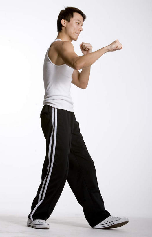 东方人,手,拳,一个人,站,举,竖图,室内,白天,侧面,武术,亚洲,仅一个男性,仅一个人,阴影,服装,反射,影子,注视,休闲装,黄种人,仅一个年轻男性,衣服,观察,看,托,站着,休闲,手部,休闲服,服饰,观看,功夫,察看,关注,男人,男性,年轻男性,亚洲人,拳头,举起,举手,举着,向上举,向上伸,向上托,站立,彩图,全身