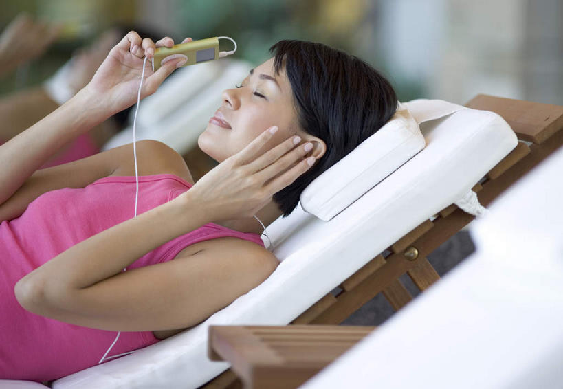 东方人,手,一个人,躺,举,闭眼,横图,室内,白天,侧面,陶醉,快乐,椅子,亚洲,仅一个年轻女性,仅一个女性,仅一个人,握,阴影,服装,反射,影子,木椅,墙,躺椅,音乐,拿,音乐播放器,拿着,休闲装,黄种人,墙壁,墙面,衣服,托,享受,休息,休闲,手部,休闲服,握着,服饰,MP3播放器,卧着,年轻女性,女人,女性,亚洲人,闭眼睛,闭着眼,闭着眼睛,举起,举手,举着,躺着,卧,向上举,向上伸,向上托,半身,彩图,播放器,沉醉