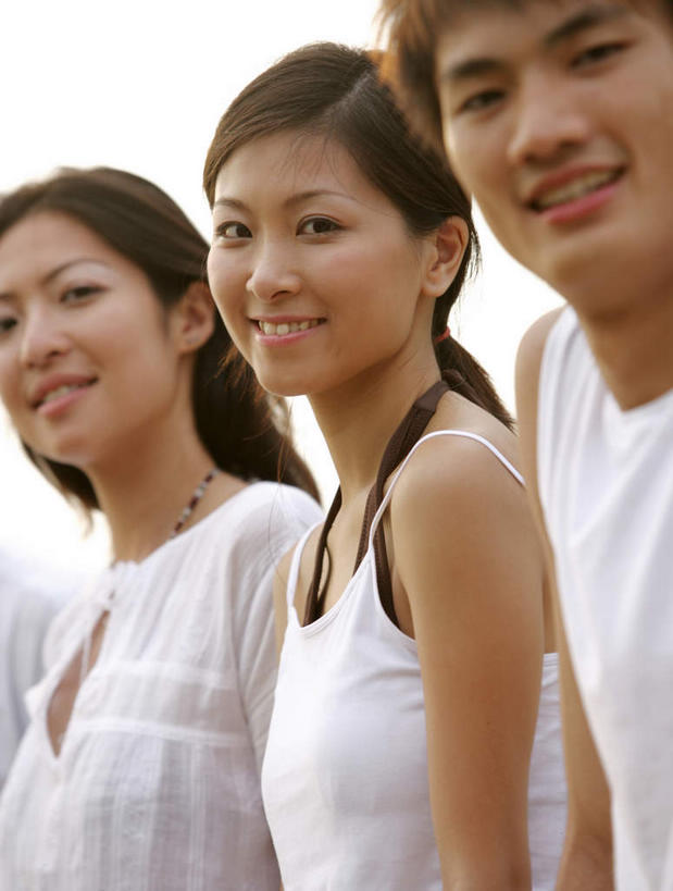 东方人,三个人,伙伴,朋友,站,笑,大笑,竖图,室内,白天,侧面,兴奋,友谊,亚洲,黄种人,天空,天,站着,张嘴,张大嘴巴,哈哈大笑,友情,男人,男性,年轻男性,年轻女性,女人,女性,亚洲人,张开嘴,站立,半身,彩图,高兴,狂笑