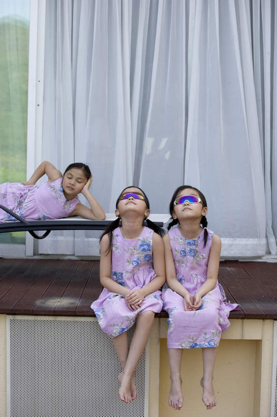 东方人,儿童,三个人,坐,躺,竖图,室内,白天,正面,窗帘,床,地板,亚洲,撑,服装,光影,墨镜,眼镜,地面,休闲装,黄种人,木地板,小孩,衣服,太阳镜,太阳眼镜,休闲,休闲服,遮阳镜,服饰,单人床,撑着,卧着,女孩,女人,女性,亚洲人,抬头,躺着,卧,仰头,坐着,彩图,全身,女生