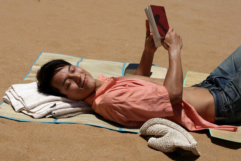 东方人,一个人,躺,闭眼,微笑,横图,室外,白天,正面,衬衫,看书,阅读,沙滩,书籍,纺织品,亚洲,仅一个男性,仅一个人,握,学习,阴影,裤子,装饰,光线,毛毯,沙子,毯子,影子,海岸,沙地,拿,拿着,牛仔裤,黄种人,纺织,仅一个年轻男性,阳光,书本,垫子,看,温暖,读书,浏览,握着,华丽,修饰,点缀,麻布,衬托,美观,雅致,雅观,夏布,卧着,男人,男性,年轻男性,亚洲人,书,图书,海滩,闭眼睛,闭着眼,闭着眼睛,躺着,卧,半身,彩图,衬衣