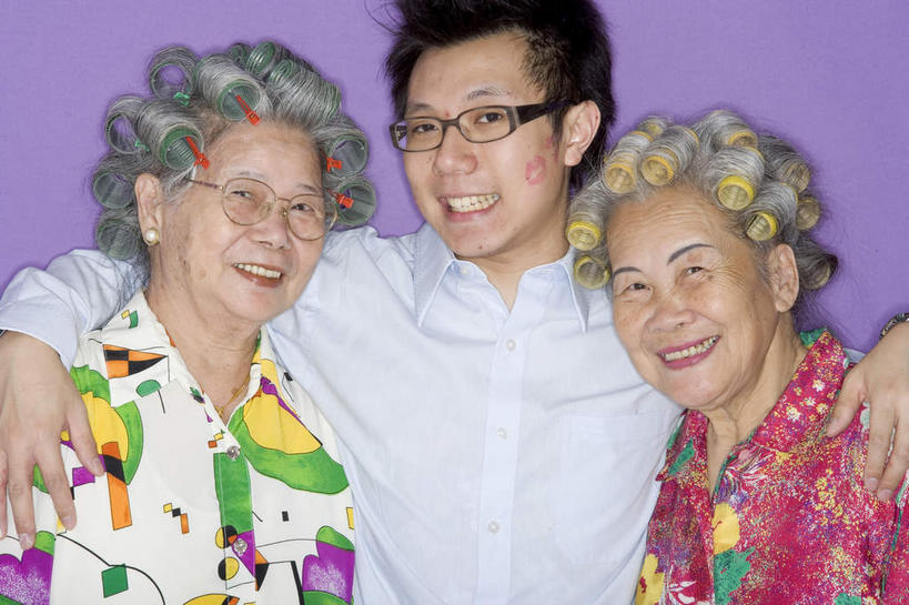 东方人,皱纹,头发,祖母,站,笑,微笑,露齿笑,横图,室内,白天,正面,衬衫,化妆,美容,亚洲,护肤,服装,眼镜,扭头,注视,休闲装,黄种人,衣服,白色,观察,看,站着,转头,保养,享受,休闲,休闲服,放松,保健,摄影,服饰,影棚,奶奶,观看,祖孙,卷发棒,卷发器,察看,关注,近视眼镜,烫发器,养颜,外婆,外祖母,外孙,外孙子,鹤发,远视眼镜,亚洲人,卷发,孙子,站立,半身,彩图,影棚拍摄,衬衣,拍摄