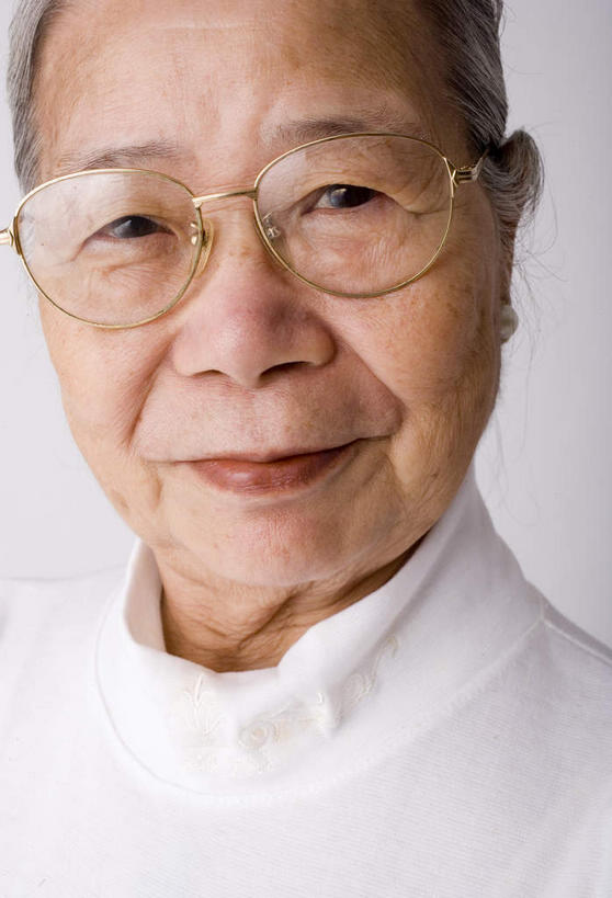 东方人,皱纹,头发,一个人,站,笑,微笑,竖图,室内,特写,白天,白色背景,正面,化妆,美容,亚洲,仅一个女性,仅一个人,护肤,服装,眼镜,扭头,注视,休闲装,黄种人,衣服,白色,观察,看,站着,转头,保养,享受,休闲,休闲服,放松,保健,摄影,服饰,仅一个老年女性,影棚,观看,老花镜,察看,关注,养颜,鹤发,远视眼镜,老年女性,女人,女性,亚洲人,站立,半身,彩图,影棚拍摄,拍摄