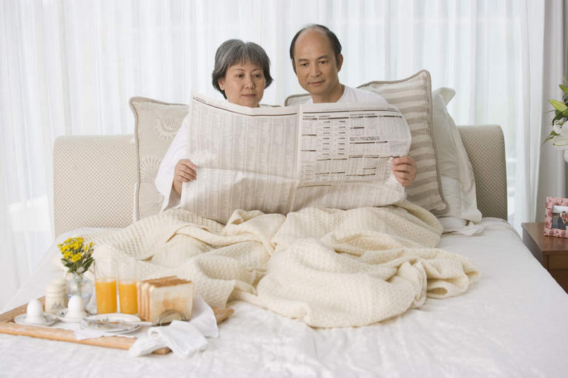 点心,面包,东方人,老年人,头发,两个人,家庭,夫妻,坐,横图,室内,白天,侧面,爱情,阅读,窗户,窗帘,床,落地窗,报纸,杯子,花瓶,托盘,亚洲,学习,盛开,橙汁,食品,面点,床单,浪漫,花蕾,扭头,注视,黄种人,被子,玻璃窗,玻璃制品,花,花瓣,花朵,鲜花,食物,糕点,白色,玻璃瓶,瓶子,水杯,花苞,花蕊,观察,看,转头,温暖,温馨,一家人,恩爱,浏览,恋人,单人床,观看,和睦,察看,被单,关注,鹤发,老年男性,老年女性,男人,男性,女人,女性,亚洲人,夫妇,情侣,玻璃杯,坐着,彩图,全身,伴侣,融洽
