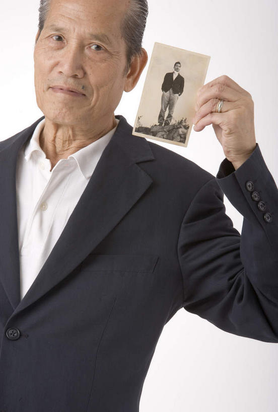 东方人,头发,一个人,站,举,竖图,照片,室内,白天,白色背景,正面,西装,爱情,亚洲,仅一个男性,仅一个人,握,套装,服装,正装,倾斜,浪漫,拿,拿着,注视,休闲装,职业装,黄种人,装饰品,衣服,白色,戒指,饰品,首饰,观察,看,托,站着,仅一个老年男性,休闲,休闲服,恩爱,握着,摄影,服饰,影棚,观看,信物,察看,权利,关注,歪斜,老照片,手饰,旧照,鹤发,老年男性,男人,男性,亚洲人,相片,举起,举手,举着,向上举,向上伸,向上托,站立,半身,彩图,影棚拍摄,拍摄,照相