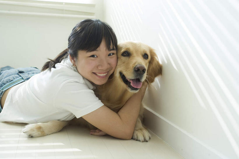 东方人,儿童,一个人,笑,微笑,露齿笑,横图,室内,白天,正面,窗户,落地窗,宠物,狗,亚洲,仅一个女性,仅一个人,阴影,服装,裤子,光线,影子,百叶窗,扭头,注视,牛仔裤,休闲装,黄种人,金毛犬,玻璃窗,一只,小孩,衣服,阳光,动物,观察,看,趴着,转头,仅一个小孩,休闲,休闲服,可爱,服饰,金毛,观看,察看,金毛猎犬,关注,寻回犬,金毛寻回犬,忠诚,金毛狗,金毛寻回狗,寻回狗,百页窗,女孩,女人,女性,亚洲人,孩子,犬,趴,半身,彩图,女生