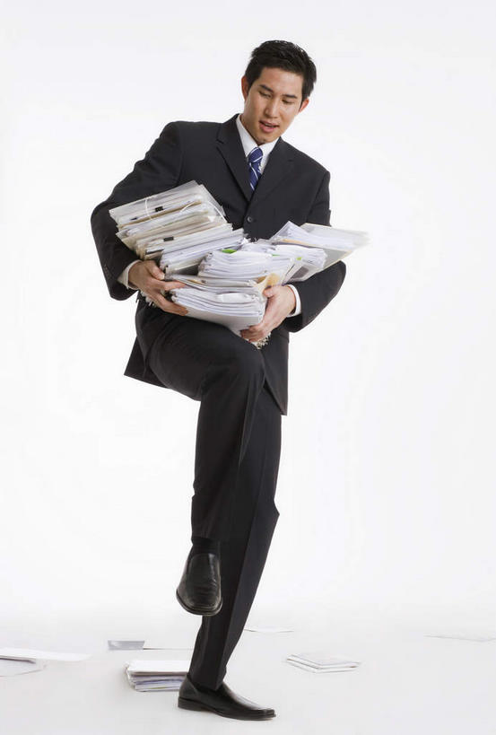 东方人,一个人,商务人士,商务男性,站,捧,竖图,室内,白天,白色背景,正面,衬衫,亚洲,仅一个男性,仅一个人,一堆,弯腰,堆叠,堆积,套装,材料,档案,文件,注视,黄种人,仅一个年轻男性,资料,低头,观察,看,站着,张嘴,疲倦,观看,堆,单腿,察看,疲劳,疲惫,关注,失落,文档,商务装,张大嘴巴,工薪阶层,疲乏,弯身,男人,男性,年轻男性,亚洲人,白领,上班族,张开嘴,端,端着,捧着,手捧,站立,彩图,全身,衬衣