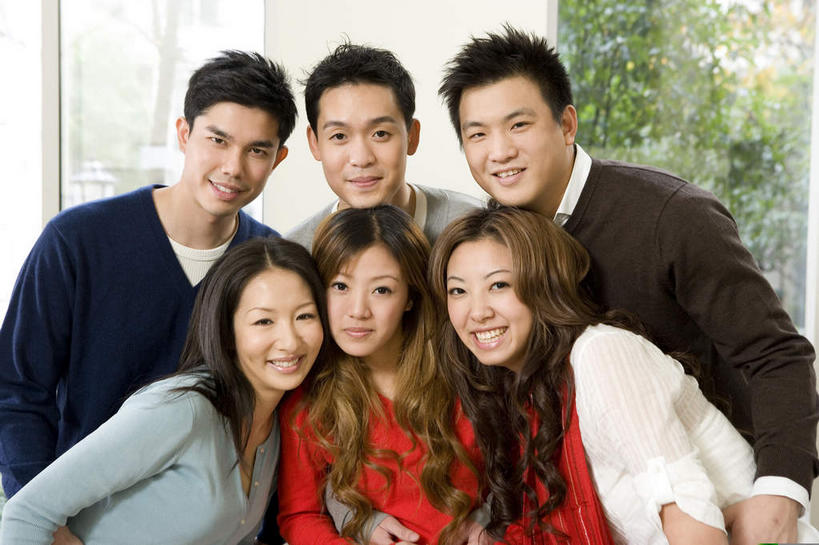 东方人,伙伴,朋友,站,笑,微笑,露齿笑,横图,室内,白天,正面,友谊,植物,窗户,落地窗,亚洲,服装,许多人,注视,休闲装,黄种人,玻璃窗,树,树木,衣服,绿色,自然,观察,看,站着,一群人,休闲,同学,休闲服,服饰,生长,成长,观看,靠近,察看,凑近,关注,聚拢,挨近,接近,靠拢,友情,男人,男性,年轻男性,年轻女性,女人,女性,亚洲人,站立,半身,彩图