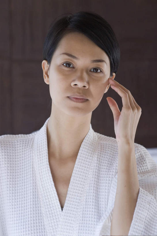 东方人,一个人,站,摸,竖图,室内,白天,正面,浴袍,亚洲,仅一个女性,仅一个人,抚摸,墙,注视,黄种人,墙壁,墙面,观察,看,站着,仅一个中年女性,思考,观看,察看,关注,思虑,女人,女性,中年女性,亚洲人,触摸,接触,站立,半身,彩图,汤帷子,浴衣