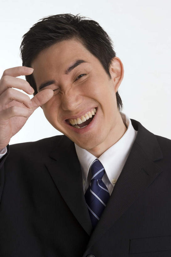 东方人,手,一个人,站,举,笑,微笑,露齿笑,竖图,室内,特写,白天,正面,衬衫,西装,兴奋,亚洲,仅一个男性,仅一个人,套装,正装,领带,职业装,黄种人,仅一个年轻男性,托,站着,手部,欢快,喜悦,欢腾,庆幸,男人,男性,年轻男性,亚洲人,举起,举手,举着,向上举,向上伸,向上托,站立,半身,彩图,衬衣,高兴,欢乐,开心,愉快