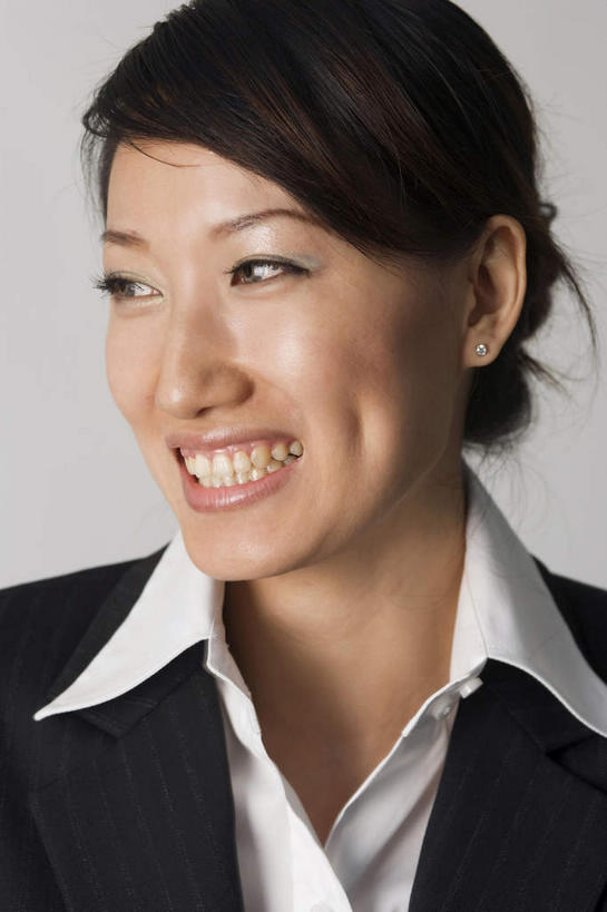 东方人,一个人,笑,微笑,露齿笑,竖图,室内,特写,白天,正面,西装,兴奋,亚洲,仅一个年轻女性,仅一个女性,仅一个人,套装,正装,职业装,黄种人,欢快,喜悦,发髻,欢腾,庆幸,年轻女性,女人,女性,亚洲人,半身,彩图,高兴,欢乐,开心,愉快