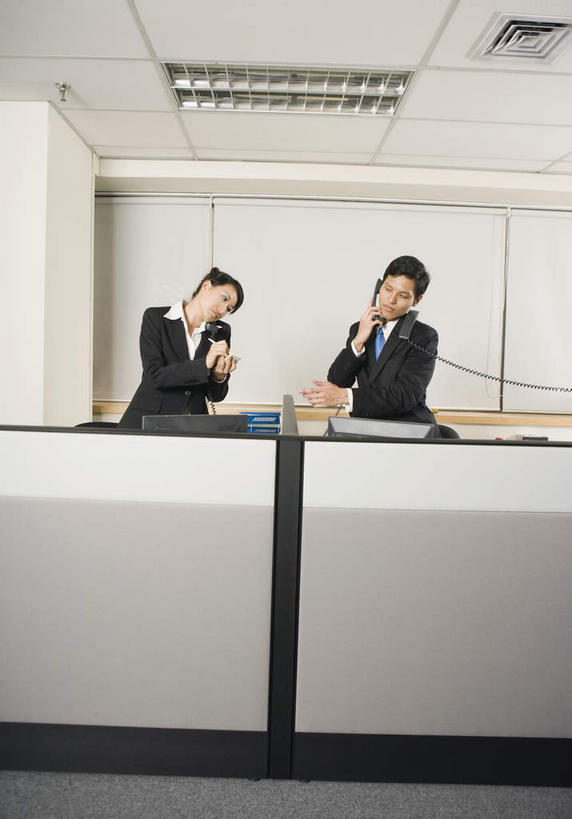 东方人,头,手,两个人,商务人士,商务男性,商务女性,办公室,站,举,打电话,竖图,室内,白天,正面,衬衫,西装,显示器,家具,天花板,桌子,电话,手机,亚洲,套装,正装,屏幕,办公桌,领带,职业装,黄种人,通讯设备,显示屏,空调,托,站着,手部,两台,夹着,商务装,工薪阶层,输出设备,办公家具,交流,亚洲人,头部,白领,上班族,沟通,举起,举手,举着,通话,向上举,向上伸,向上托,站立,半身,彩图,衬衣