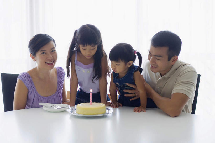 点心,东方人,儿童,手,四个人,站,坐,抱,笑,微笑,露齿笑,横图,室内,白天,正面,餐桌,窗帘,桌子,餐具,蜡烛,椅子,亚洲,撑,阴影,服装,光线,碟子,火焰,盘,影子,烛光,食品,两把,燃烧,注视,休闲装,家人,黄种人,文化,食物,糕点,小孩,衣服,阳光,盘子,碟,生日蛋糕,点燃,观察,看,祈祷,站着,休闲,手部,休闲服,许愿,服饰,餐台,抱着,观看,纪念,祈求,察看,撑着,搂着,关注,平安,男孩,男人,男性,女孩,女人,女性,亚洲人,怀抱,搂,搂抱,相抱,拥抱,站立,坐着,半身,彩图,蛋糕,男生,女生