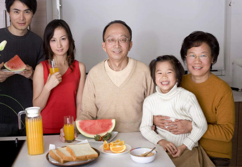 东方人,手,三代同堂,站,坐,举,抱,笑,微笑,露齿笑,横图,室内,白天,正面,幸福,餐桌,桌子,柑橘,西瓜,水果,亚洲,五个人,握,阴影,服装,新鲜,反射,眼镜,影子,陶瓷,生食,食品,果实,陶瓷制品,两杯,三片,许多人,拿,拿着,注视,休闲装,黄种人,食物,饮料,衣服,容器,碗,土司,观察,看,托,站着,一群人,休闲,手部,休闲服,握着,服饰,有机食品,绿色食品,餐台,抱着,观看,储藏,察看,搂着,储存,关注,近视眼镜,两副,一壶,幸运,亚洲人,橘子,桔子,橙子,橙,怀抱,举起,举手,举着,搂,搂抱,相抱,向上举,向上伸,向上托,拥抱,站立,坐着,半身,彩图,贮存