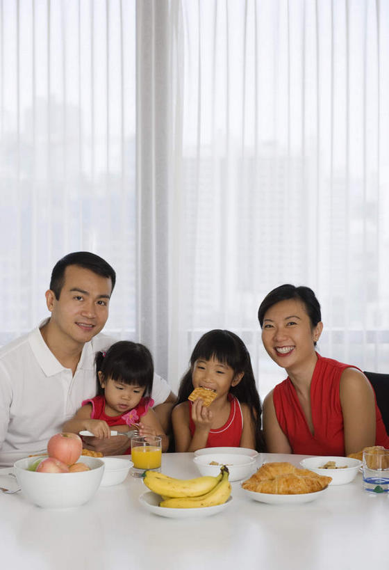 点心,面包,东方人,手,四个人,站,坐,举,抱,笑,吃,微笑,露齿笑,横图,室内,白天,正面,早餐,幸福,餐桌,桌子,柑橘,西瓜,水果,亚洲,握,阴影,服装,新鲜,反射,影子,陶瓷,生食,食品,面点,羊角面包,果实,陶瓷制品,三片,拿,拿着,注视,休闲装,黄种人,食物,糕点,小孩,衣服,容器,碗,土司,观察,看,托,站着,休闲,手部,休闲服,牛角面包,握着,服饰,有机食品,绿色食品,餐台,抱着,观看,储藏,察看,搂着,储存,关注,幸运,男人,男性,女孩,女人,女性,亚洲人,橘子,桔子,橙子,橙,怀抱,举起,举手,举着,嚼,搂,搂抱,食,相抱,向上举,向上伸,向上托,拥抱,站立,坐着,半身,彩图,早饭,贮存,女生