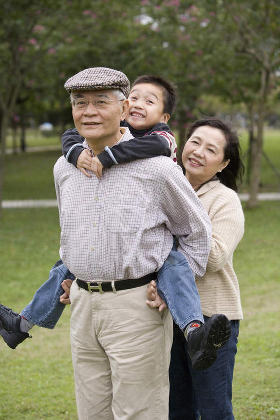 东方人,儿童,三个人,祖母,站,抱,笑,微笑,露齿笑,竖图,室外,白天,正面,草地,草坪,植物,亚洲,黄种人,草,树,树木,小孩,绿色,自然,靠,靠着,站着,生长,奶奶,爷爷,成长,抱着,祖孙,搂着,外婆,外祖母,外孙,外孙子,老年男性,老年女性,男孩,男人,男性,亚洲人,孙子,怀抱,搂,搂抱,相抱,拥抱,站立,半身,彩图,男生