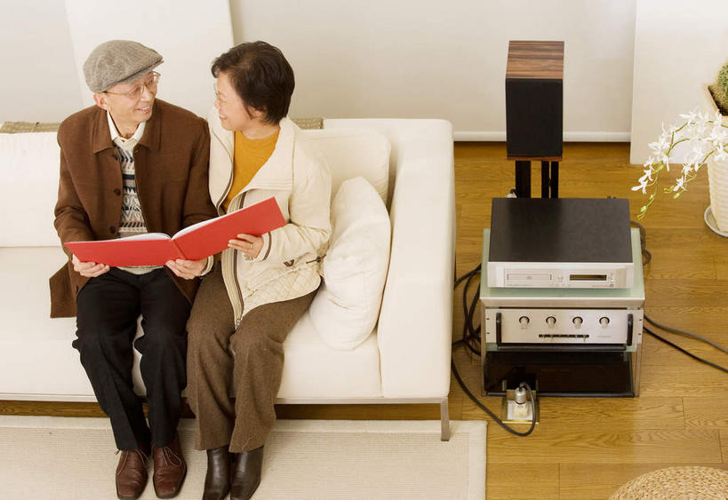 东方人,两个人,夫妻,坐,横图,俯视,室内,白天,爱情,地板,靠垫,沙发,亚洲,一本,朦胧,模糊,相册,墙,靠枕,音响,地面,浪漫,黄种人,木地板,相视,墙壁,墙面,红色,白色,垫子,枕头,面对面,恩爱,恋人,对视,影碟机,相对,记录板,布艺沙发,记事板,相看,DVD播放机,DVD影碟机,光盘存储器,数字多功能光盘,声响,老年男性,老年女性,男人,男性,女人,女性,亚洲人,夫妇,情侣,坐着,半身,彩图,高角度拍摄,伴侣