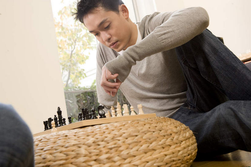 东方人,一个人,坐,横图,室内,白天,仰视,游戏,快乐,比赛,竞争,窗户,落地窗,亚洲,仅一个男性,仅一个人,握,阴影,朦胧,模糊,编织,光线,影子,玩,注视,黄种人,娱乐,玻璃窗,蒲团,仅一个年轻男性,象棋,低头,观察,看,休闲,国际象棋,益智,握着,观看,活动,察看,发泄,关注,消遣,智力,宣泄,男人,男性,年轻男性,亚洲人,玩耍,嬉戏,坐着,半身,彩图,低角度拍摄