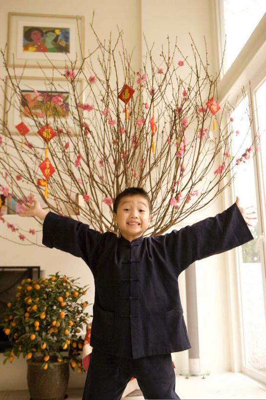 东方人,儿童,一个人,站,伸展双臂,笑,微笑,露齿笑,竖图,室内,白天,正面,纯洁,窗户,落地窗,柑橘,水果,相框,亚洲,仅一个男性,仅一个人,一排,吊挂,悬挂,服装,新鲜,整齐,标志,文字,字符,生食,食品,梅花,果实,挂,注视,黄种人,标识,玻璃窗,食物,排列,小孩,衣服,红色,观察,看,站着,仅一个小孩,汉字,可爱,童年,童趣,服饰,有机食品,绿色食品,观看,察看,高雅,坚强,衣着,穿着,队列,关注,中文,橘子树,童真,烂漫,无邪,国文,华文,衣饰,天真,梅,男孩,男人,男性,亚洲人,孩子,红梅,橘子,桔子,橙子,橙,敞开双臂,伸开双臂,展开双肩,站立,张开手臂,张开双臂,半身,彩图,唐装,男生