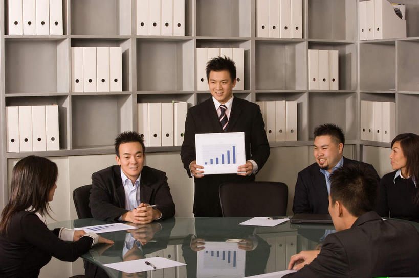 东方人,同事,商务人士,商务男性,商务女性,办公室,坐,笑,微笑,露齿笑,横图,室内,白天,正面,衬衫,成功,合作,团队,集体,信心,柜子,家具,桌子,椅子,亚洲,一排,握,套装,整齐,材料,档案,文件,办公桌,许多人,拿,拿着,注视,黄种人,队伍,排列,会议椅,资料,观察,看,一群人,握着,观看,办公椅,察看,领导,成就,队列,关注,文档,柱形图,商务装,合伙,领袖,档案柜,工薪阶层,办公家具,商务椅,培训椅,亚洲人,白领,上班族,坐着,半身,彩图,衬衣