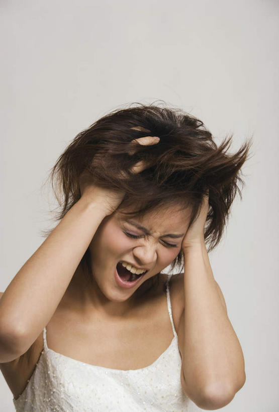 东方人,脸,头,脸颊,头发,一个人,站,闭眼,竖图,室内,特写,白天,白色背景,正面,亚洲,仅一个年轻女性,仅一个女性,仅一个人,服装,生气,大喊,注视,休闲装,黄种人,肩膀,衣服,观察,看,站着,休闲,休闲服,愤怒,摄影,服饰,影棚,观看,挠,大叫,察看,发怒,关注,情绪,脾气,忿怒,怨恨,强烈,大呼,激动,年轻女性,女人,女性,亚洲人,头部,脸部,脸蛋,面部,闭眼睛,闭着眼,闭着眼睛,站立,半身,彩图,影棚拍摄,拍摄